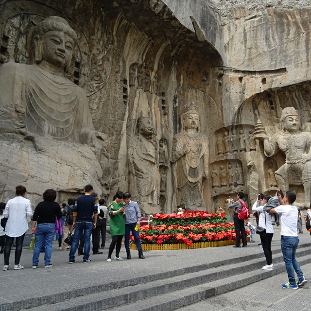 Longmen-Grotten mit in Stein gehauenen Buddhas