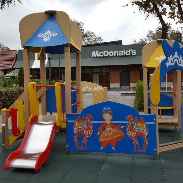 Spielplatz vor McDonald's