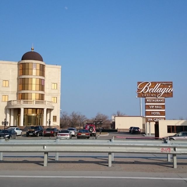 Ein großes Casinogebäude mit einem Schild mit der Aufschrift Bellagio.