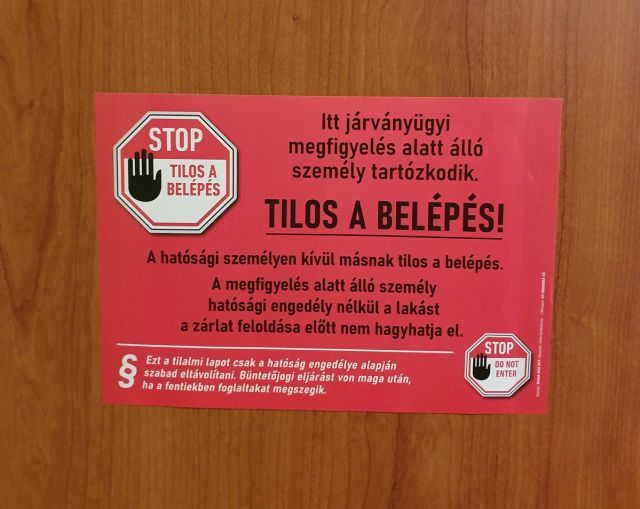 Das Quarantäneschild an meiner Tür. "Betreten verboten"!- steht dort auf Ungarisch.