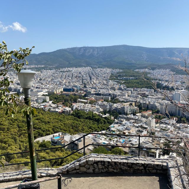 In der Mitte des Bildes ist ein Fußweg zu sehen, welcher zur Bergspitze des Lykabettus führt. Während des Aufstiegs hat man auch schon den Ausblick auf die gesamte Stadt.
