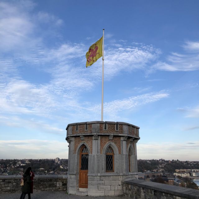 Ein kleiner Turm mit einer Flagge
