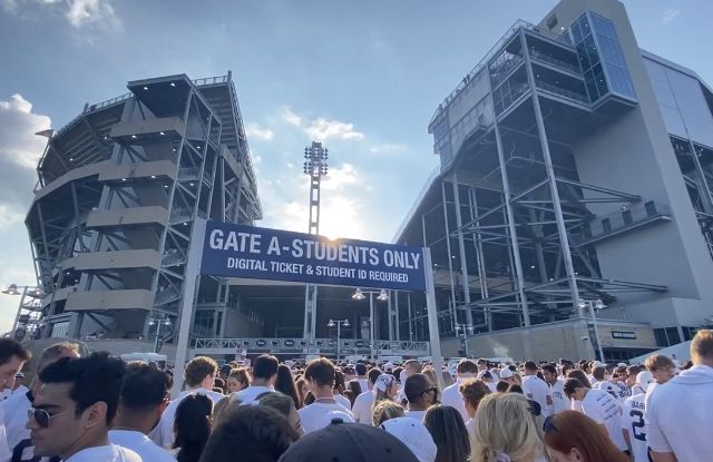 Schlange vor dem Stadion.