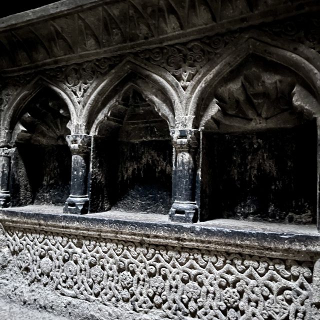 Ein Innenraum mit präzise verarbeiteten Stein im Kloster Geghard.
