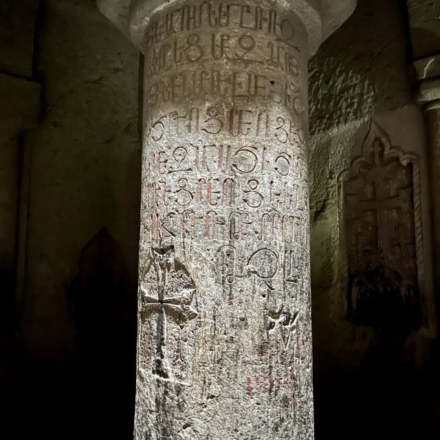 Eine Säule mit alt-armenischer Schrift im Kloster Geghard.