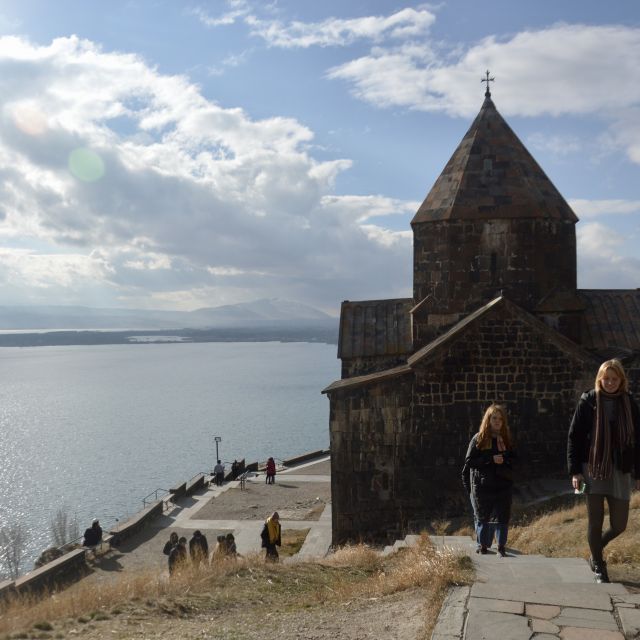 Das ist die Sevanavank Kirche am Sevan See.