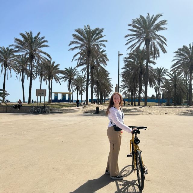 Marina mit Fahrrad am Strand mit Palmen, blauer Himmel