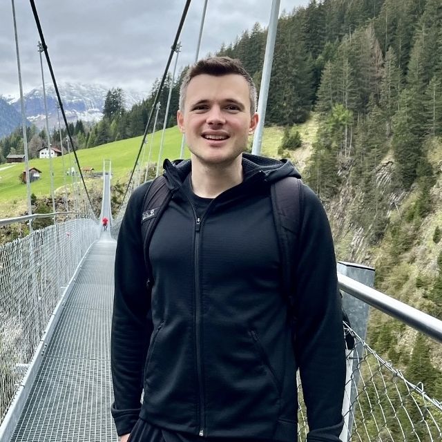 Profilfoto im Wanderoutfit auf Hängebrücke