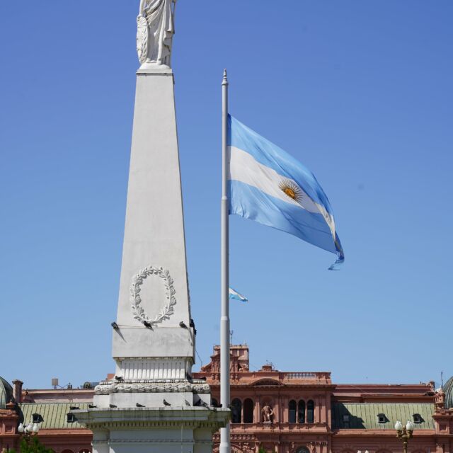 Argentinische Flagge und Monument