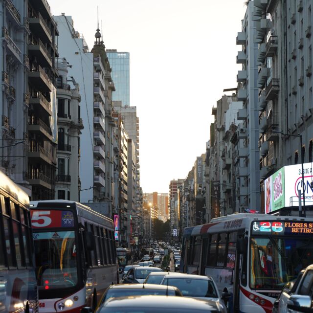 Busse und Autos in einer Stadt