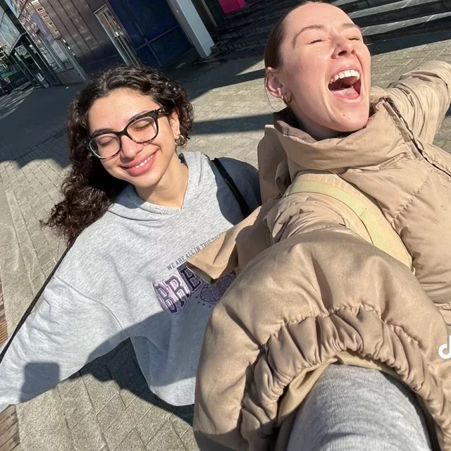 Zwei Mädchen am lachen