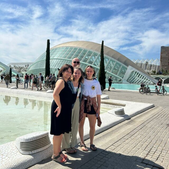Familienfoto vor der Ciudad de las artes y las ciencias in Valencia