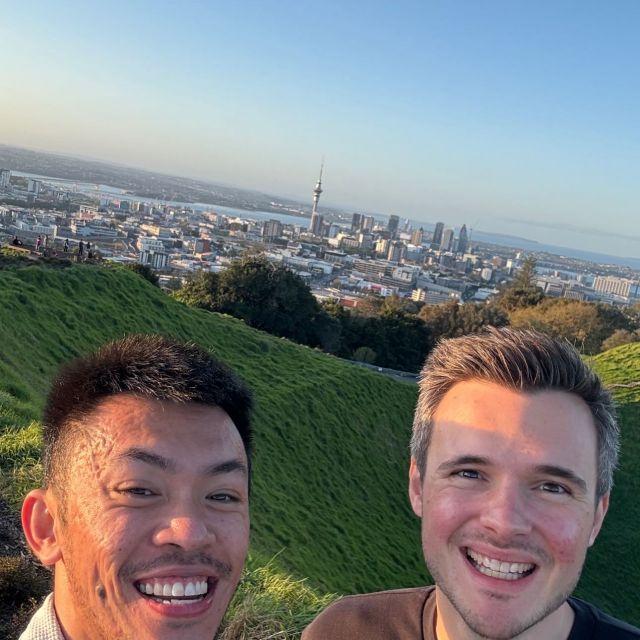 Dominik mit einem Freund auf Mt Eden in Auckland mit Aussicht auf die Stadt