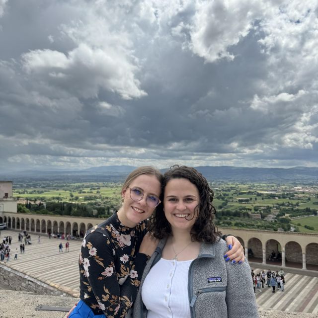 Assisi, Torbögen, zwei Frauen vor einer Aussicht auf ein Tal