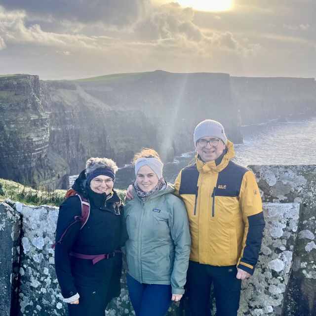 Familie, Cliffs of Moher, Irland