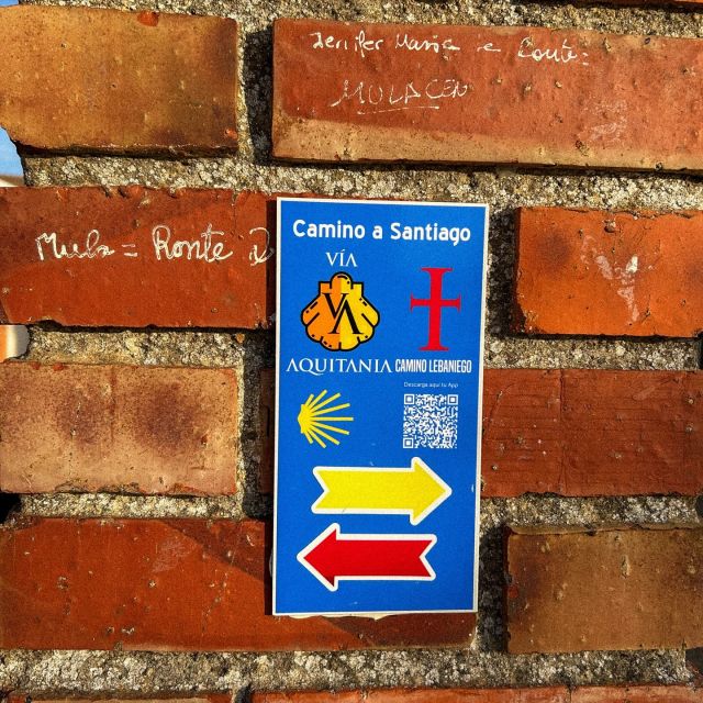 Ein Schild, welches den Weg nach Santiago de Compostella zeigt.