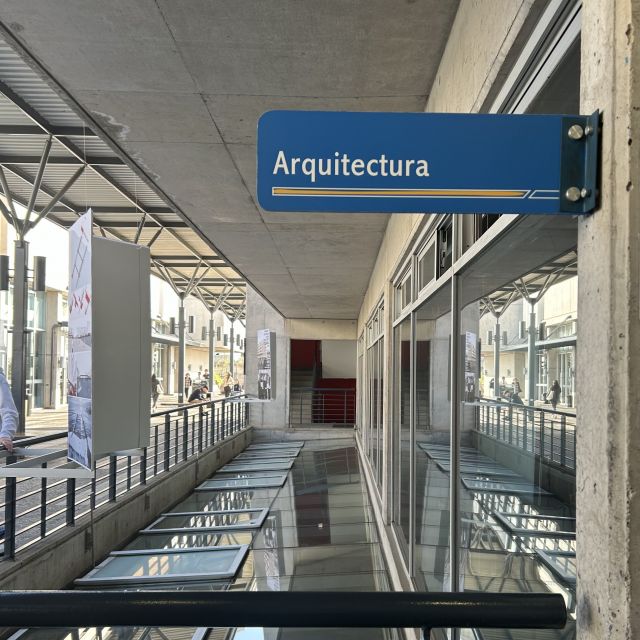 Schild das "Arquitectura" sagt im Campus der Universidad del Desarrollo, Santiago de Chile