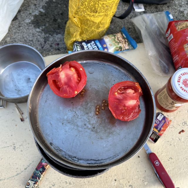 Aufgeschnittene Tomaten auf einem Campingkocher