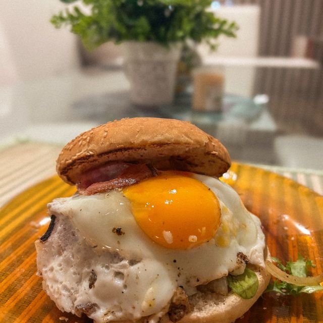 Dicker Hamburger auf einem Teller