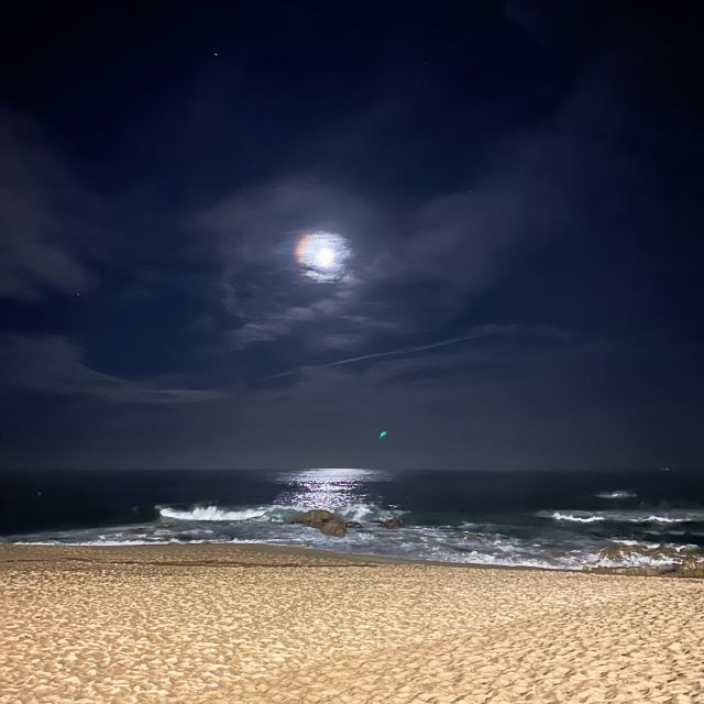 Strand bei Nacht mit Mondschein und Wellen