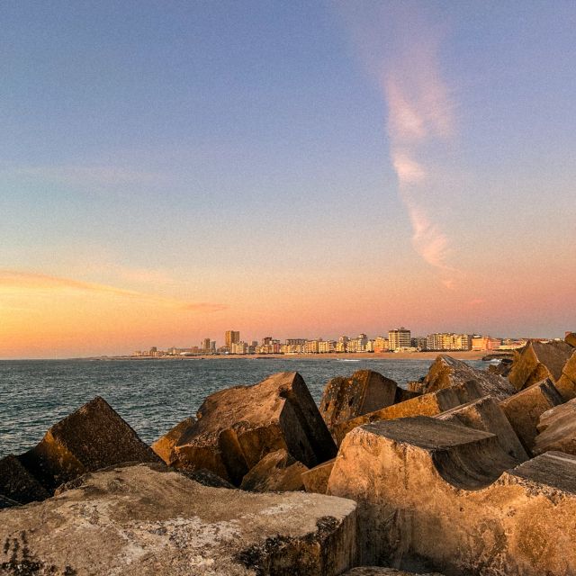 Stadt am Horizont, Meer und Pier.