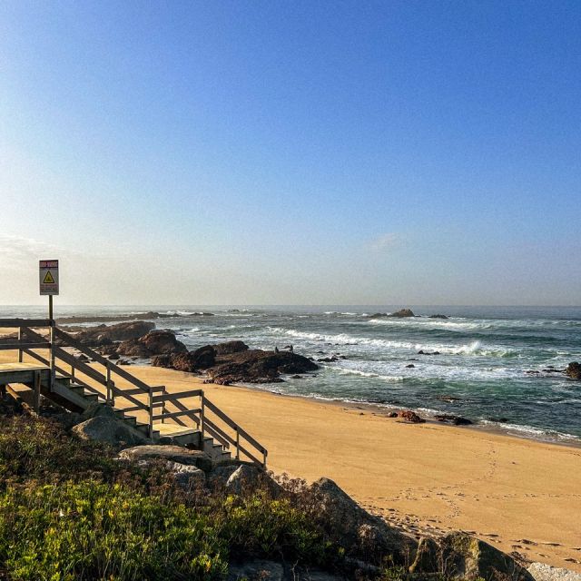 Strand am Morgen, blauer Himmel und starker Wellengang