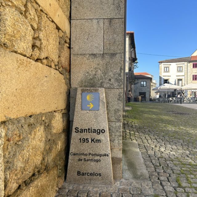 Ein Markierungsstein, der die Entfernung nach Santiago anzeigt: 195km