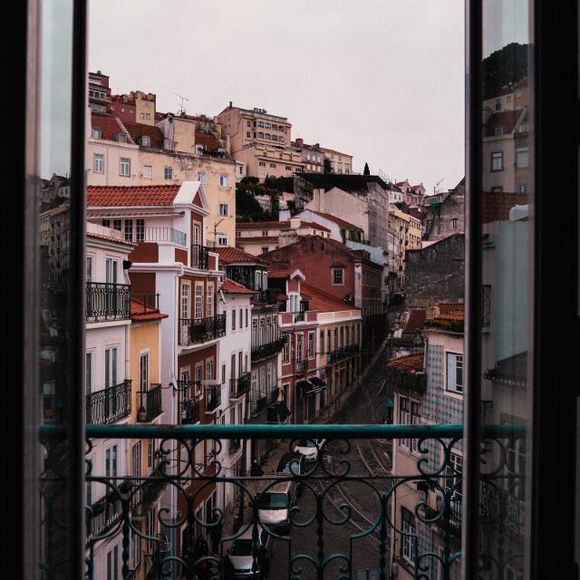 Ausblick aus einem Fenster auf eine schöne Häuser Reihe.