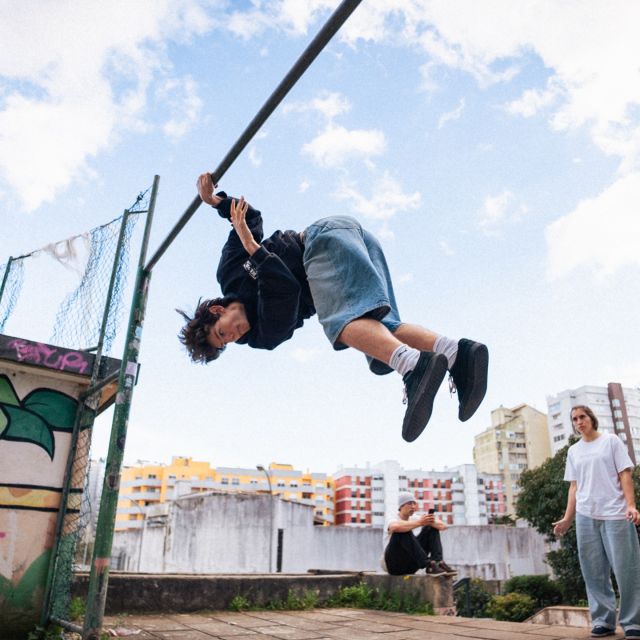 Parkoursprung eines jungen Athleten