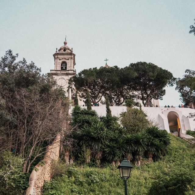 Blick auf Church of St. Vincent de Fora vom Park aus.