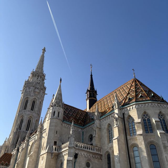 Blauer Himmel, alte Kirche, buntes Dach