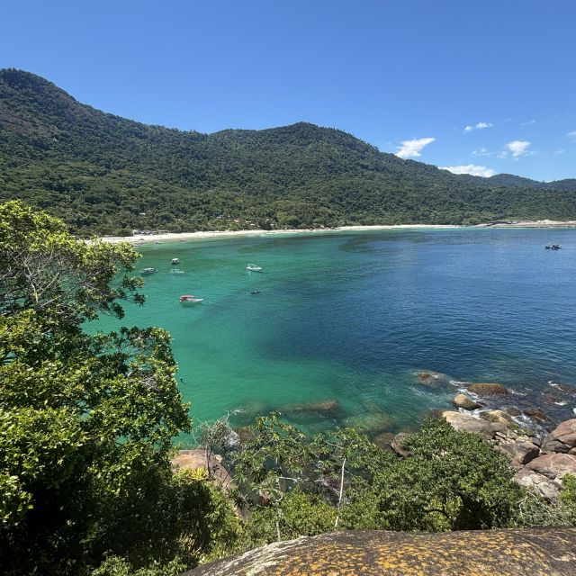 Überblick über einen der schönsten Strände der Ilha Grande